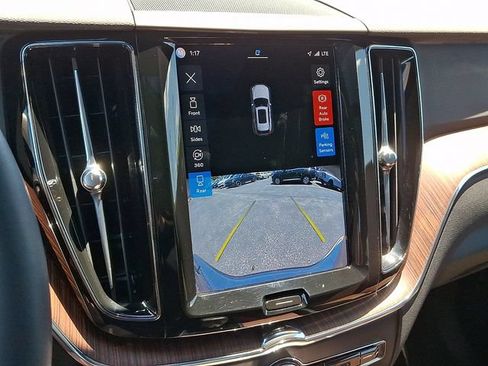 Used 2023 Volvo XC60 B5 Plus AWD/4WD image 19