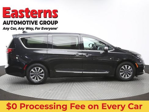Used 2023 Chrysler Pacifica Limited FWD image 48