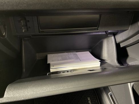 Used 2022 Volkswagen Tiguan SE R-Line image 25