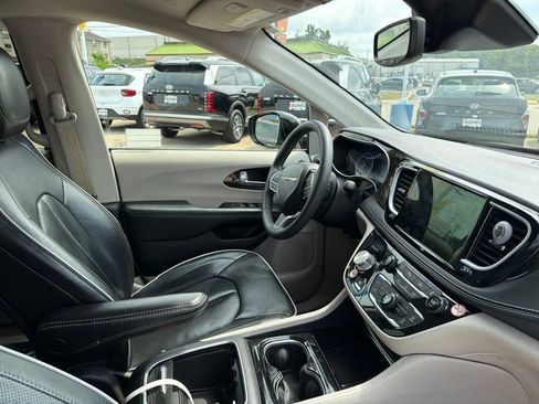 Used 2024 Chrysler Pacifica Limited FWD image 13