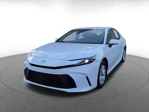 Used 2025 Toyota Camry LE image 7