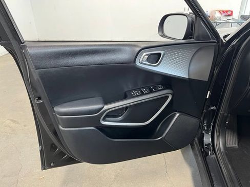 Used 2024 Kia Soul LX w/ Option Group 015 FWD image 25