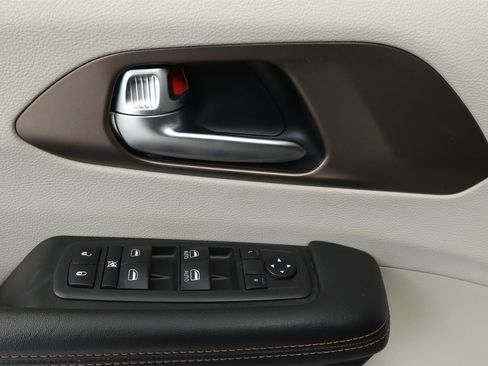 Used 2019 Chrysler Pacifica Touring-L image 14