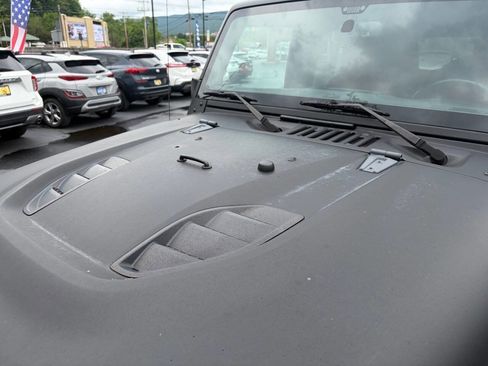 Used 2017 Jeep Wrangler Unlimited Rubicon AWD/4WD image 13
