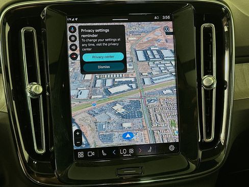 Used 2025 Volvo XC40 B5 Plus image 22