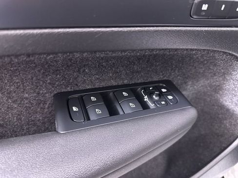 Used 2023 Volvo XC40 B5 Core image 24