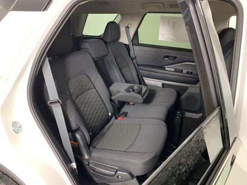 Used 2025 Nissan Pathfinder SV image 39