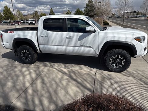 Used 2021 Toyota Tacoma TRD Off-Road w/ Technology Package image 4