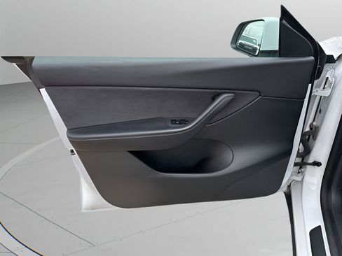 Used 2021 Tesla Model Y Long Range image 24