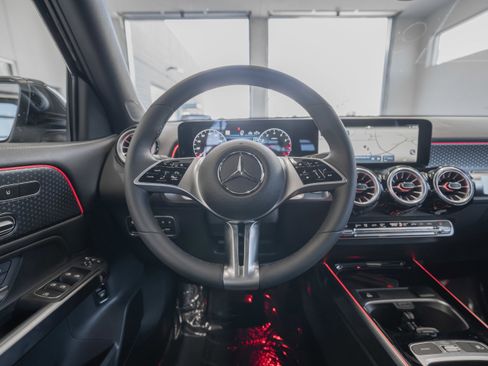 Used 2025 Mercedes-Benz GLB 250 image 9