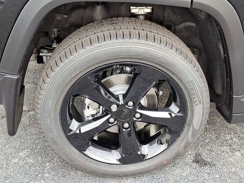 New 2025 Jeep Grand Cherokee Limited w/ Black Appearance Package image 5