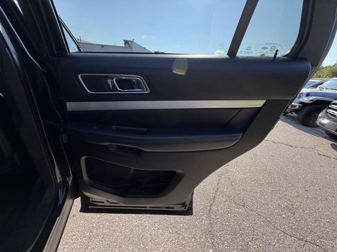 Used 2017 Ford Explorer XLT w/ Equipment Group 202A AWD/4WD image 28