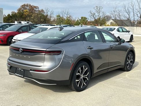 Used 2023 Toyota Crown Limited image 4