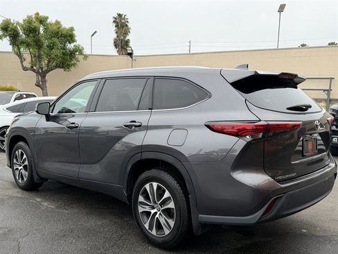 Used 2022 Toyota Highlander XLE AWD/4WD image 17