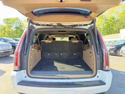 Used 2018 Cadillac Escalade ESV Platinum AWD/4WD image 37