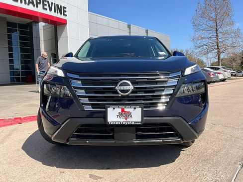 Used 2025 Nissan Rogue SV image 3