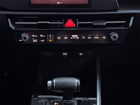Used 2023 Kia Niro LX image 18
