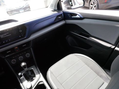 Certified 2022 Volkswagen Taos SE w/ Panoramic Sunroof Package AWD/4WD image 11