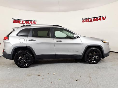 Used 2018 Jeep Cherokee Latitude w/ Altitude Package FWD image 3