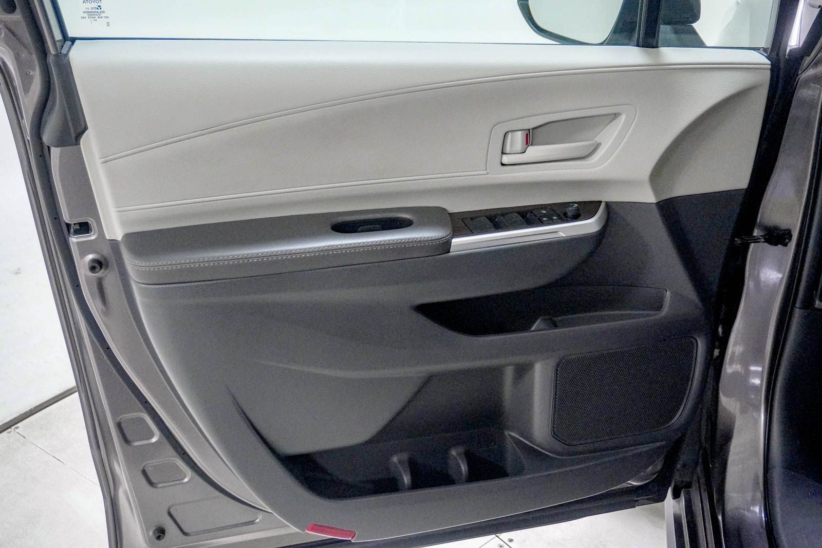 Used 2024 Toyota Sienna LE FWD image 17
