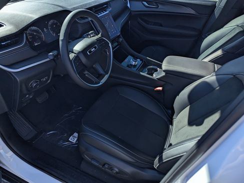 New 2025 Jeep Grand Cherokee 4WD image 9