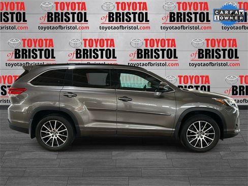 Used 2017 Toyota Highlander SE image 2
