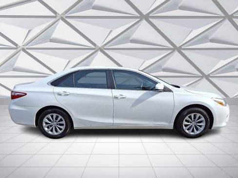 Used 2015 Toyota Camry LE image 12