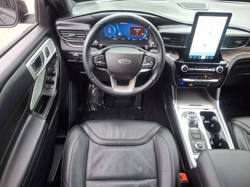 Used 2022 Ford Explorer Platinum w/ Equipment Group 601A AWD/4WD image 16