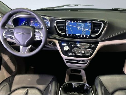 Used 2024 Chrysler Pacifica Select image 7