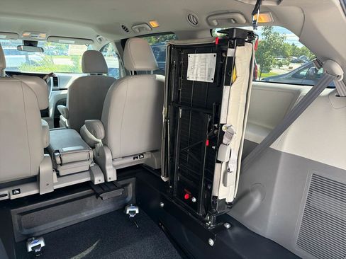 Used 2020 Toyota Sienna L FWD image 22