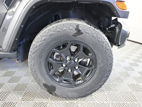 Used 2023 Jeep Gladiator Sport AWD/4WD image 12