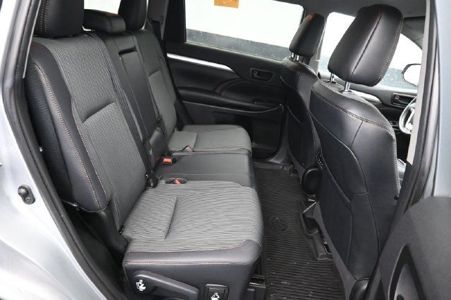 Used 2019 Toyota Highlander Plus AWD/4WD image 6