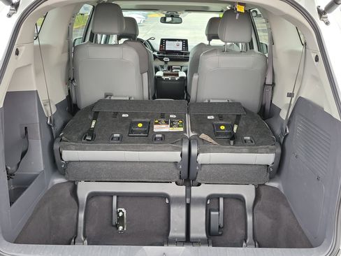 Used 2024 Toyota Sienna XLE FWD image 9