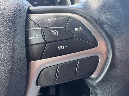 Used 2019 Jeep Grand Cherokee Laredo RWD image 19