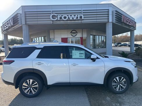 New 2025 Nissan Pathfinder SL image 3