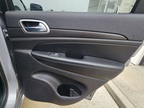 Used 2018 Jeep Grand Cherokee Altitude AWD/4WD image 21