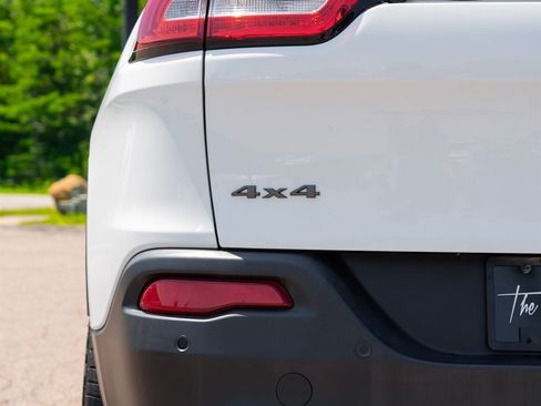 Used 2017 Jeep Cherokee 75th Anniversary AWD/4WD image 10