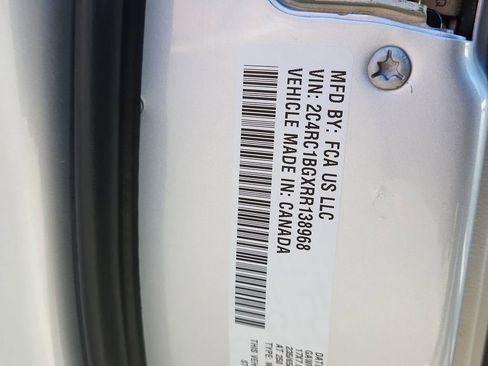 Used 2024 Chrysler Pacifica Touring-L image 19