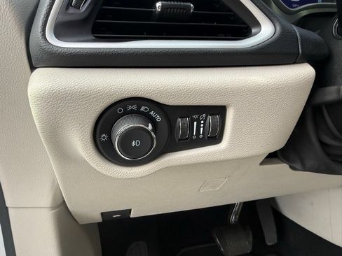 Used 2023 Chrysler Pacifica Touring-L FWD image 21