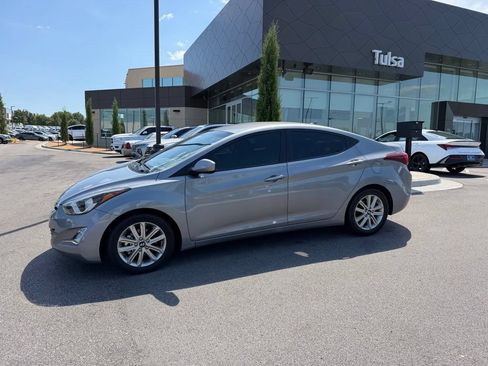Used 2014 Hyundai Elantra SE w/ Option Group 02 FWD image 2