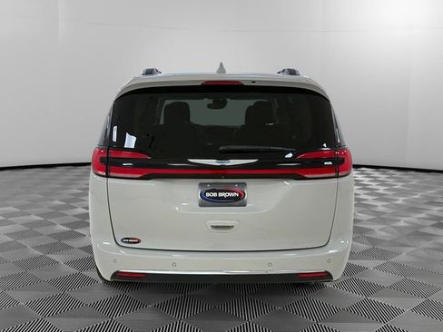 Used 2021 Chrysler Pacifica Limited w/ Premium & Safety Sphere Group FWD image 4