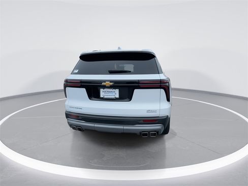 Used 2025 Chevrolet Traverse LT image 7