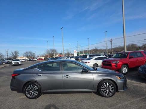 Used 2024 Nissan Altima 2.5 SV image 3