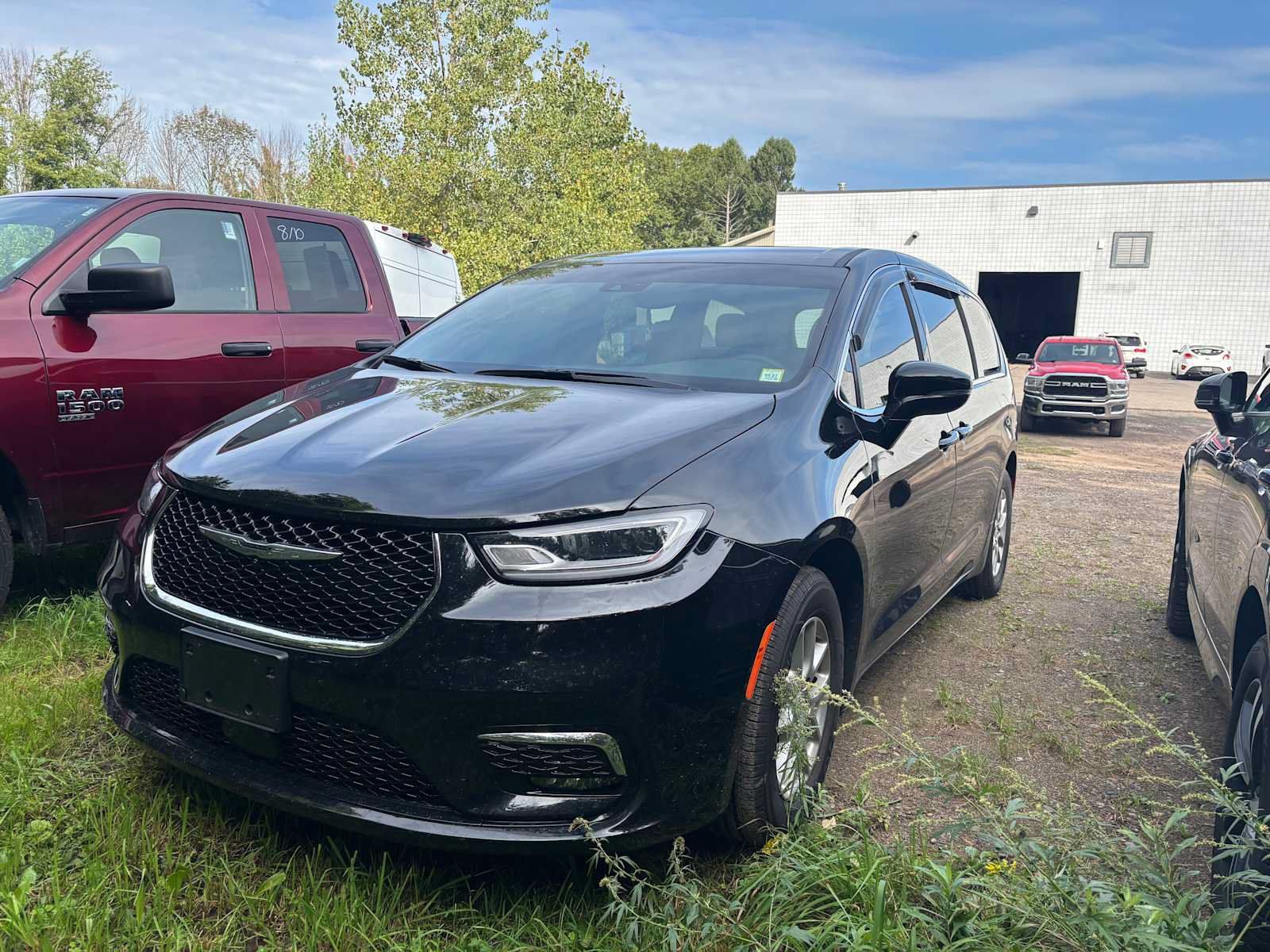 Used 2026 Chrysler Pacifica Select FWD image 1