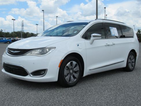 Used 2017 Chrysler Pacifica Platinum FWD image 3