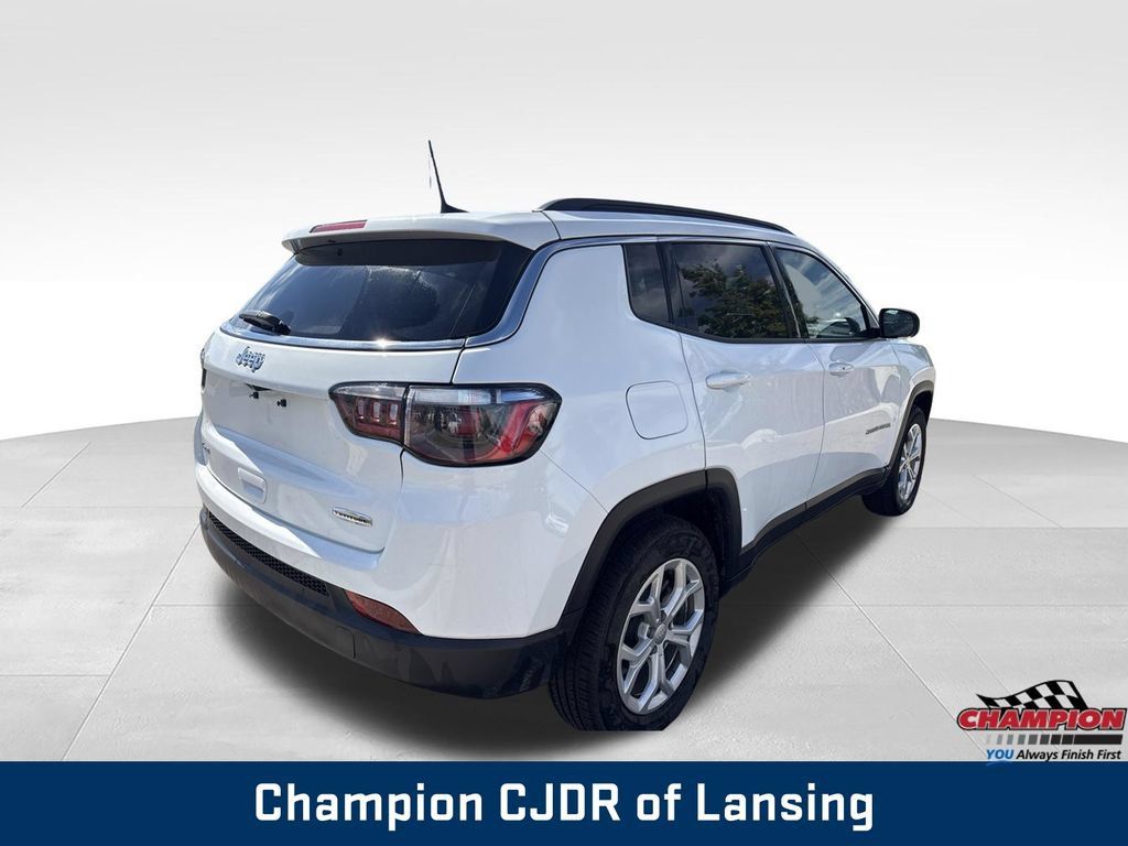 Used 2024 Jeep Compass Latitude AWD/4WD image 8