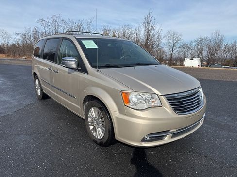Used 2015 Chrysler Town & Country Touring-L w/ Driver Convenience Group image 1