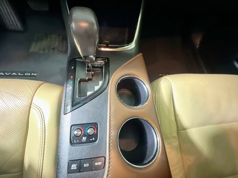 Used 2015 Toyota Avalon Limited image 19