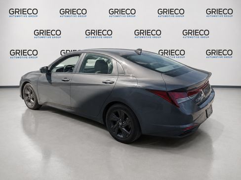 Used 2023 Hyundai Elantra SEL w/ Preferred Accessory Package FWD image 4