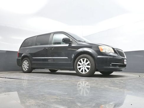 Used 2016 Chrysler Town & Country Touring FWD image 41